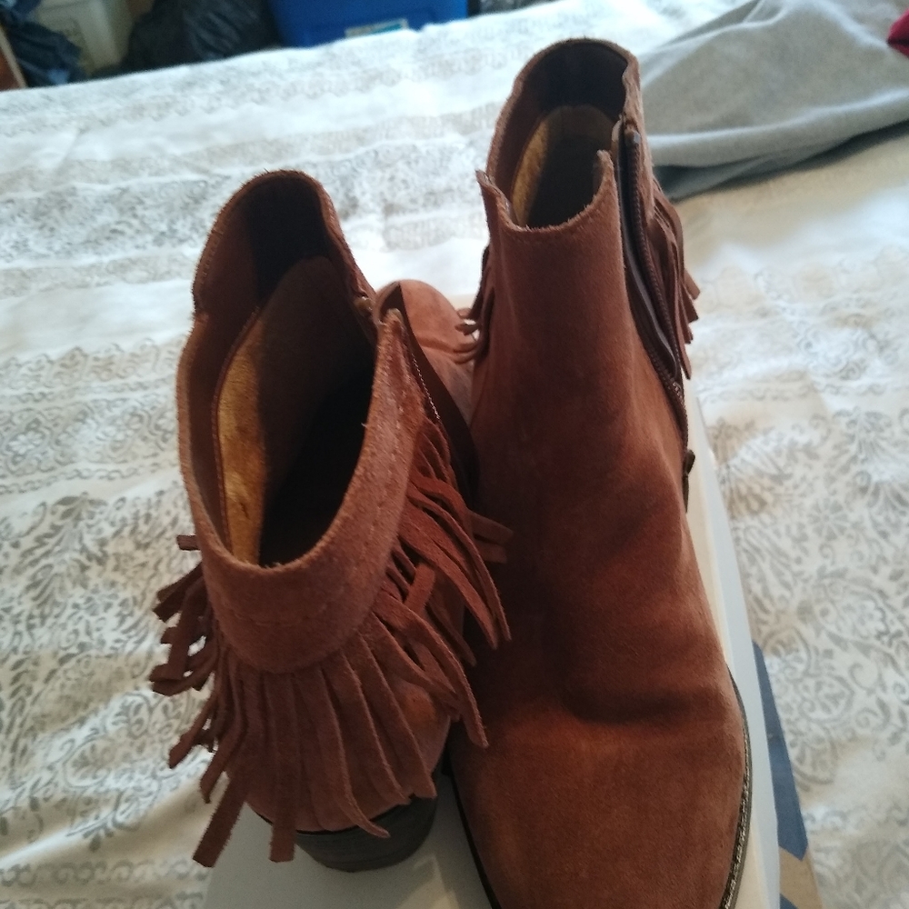 Boots and shoes - Picture 2 of 6